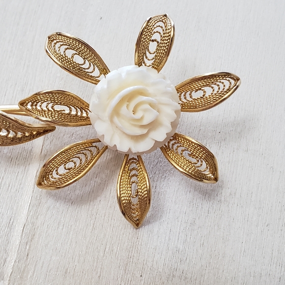 Rare Vintage White Flower Golden Petals Brooch - Picture 3 of 6